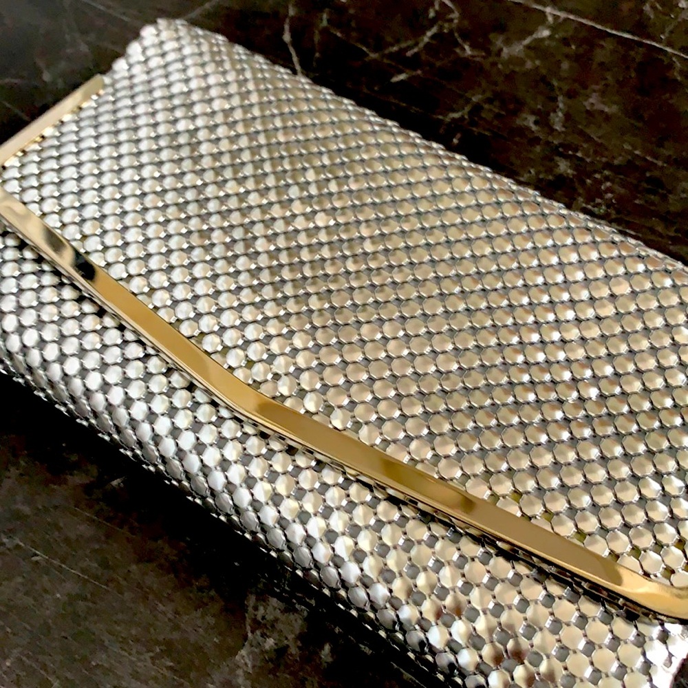 Mesh clutch in platinum with strap